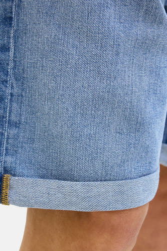 Lichtblauwe jeansshort van JACK & JONES JEANS INTELLIGENCE, met omgeslagen pijpen, close-up.
