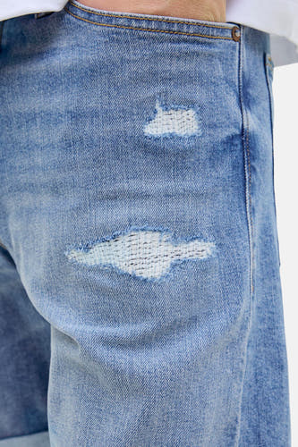 Korte jeansshort van JACK & JONES JEANS INTELLIGENCE in lichtblauw denim met gerafelde details.