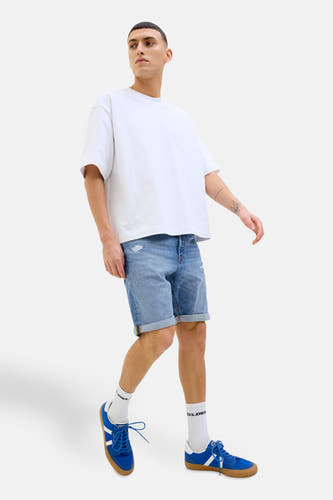 Lichtblauwe denim jeansshort van JACK & JONES JEANS INTELLIGENCE, met omgeslagen pijpen en zichtbare slijtage.