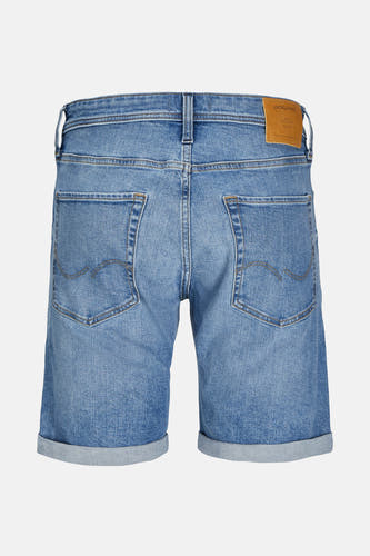 Lichtblauwe denim jeansshort van JACK & JONES JEANS INTELLIGENCE, achterkant zichtbaar met zakken en een bruin label.