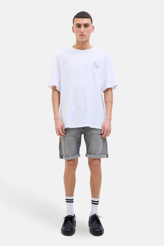 Jean court en denim gris de JACK & JONES JEANS INTELLIGENCE, avec des poches repliées et porté avec des chaussettes rayées et des chaussures noires.