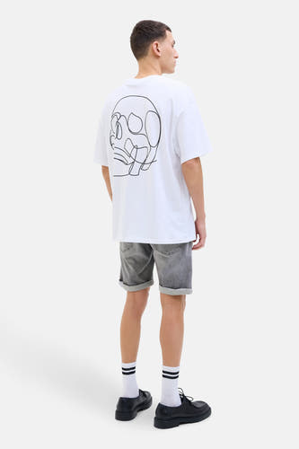 Short de denim gris clair de JACK & JONES JEANS INTELLIGENCE, avec des poches rabattues, associé à des chaussettes blanches et des chaussures noires.