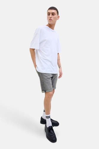 Jean court de JACK & JONES JEANS INTELLIGENCE en denim gris moyen, porté avec un T-shirt blanc, des chaussettes rayées et des chaussures noires.