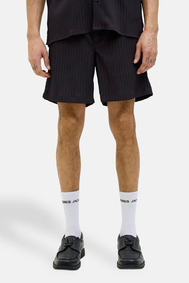 Zwarte short van JACK & JONES JEANS INTELLIGENCE, gedragen met witte sokken en zwarte schoenen, close-up.