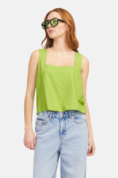Groene blouse zonder mouwen van JJXX, met een vierkante halslijn en gedragen met een jeans.
