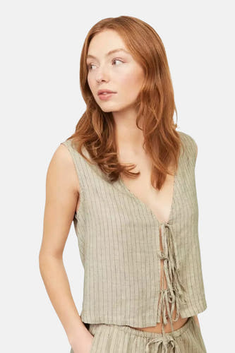 Blouse sans manches beige de JJXX, avec un motif à fines rayures, portée avec une pantalon à rayures assorties.