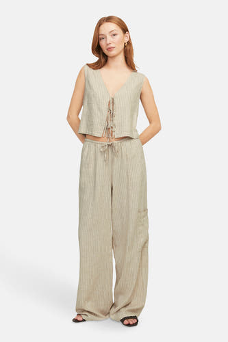 Beige mouwloze blouse van JJXX, met vetersluiting aan de voorkant en een gestreept patroon.