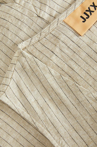 Blouse sans manches beige de JJXX, avec des fines rayures verticales et une étiquette visible.