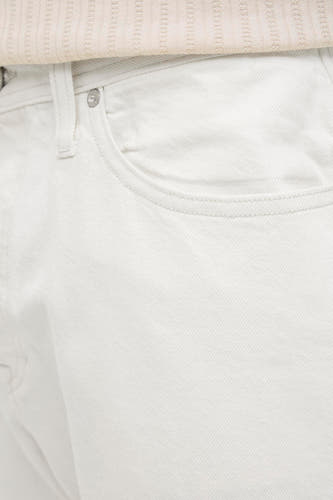 Ecru jeansshort van JACK & JONES JEANS INTELLIGENCE, met een effen dessin en zichtbare zak.

