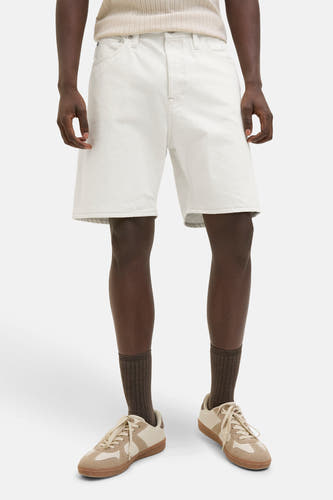 Ecru jeansshort van JACK & JONES JEANS INTELLIGENCE, met bruine sokken en crèmekleurige schoenen.