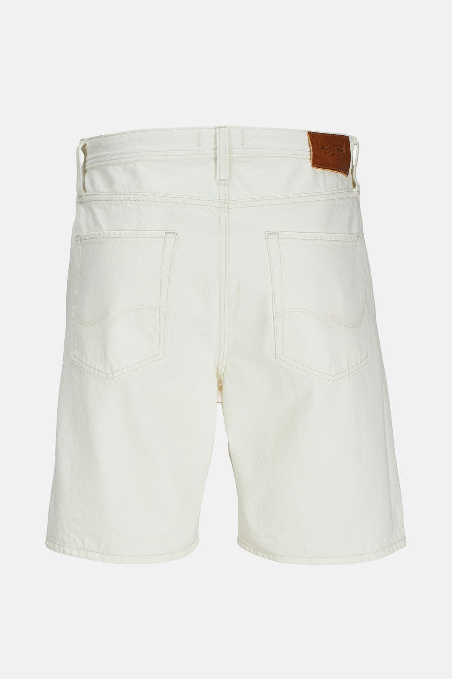 Achterkant van een crèmekleurige korte broek van denim met bruin leren label.