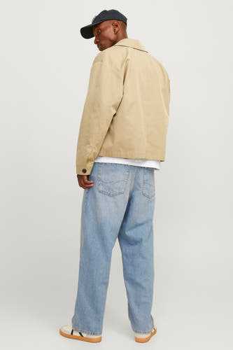 Jean en denim bleu clair ample de JACK & JONES JEANS INTELLIGENCE, avec une coupe décontractée.