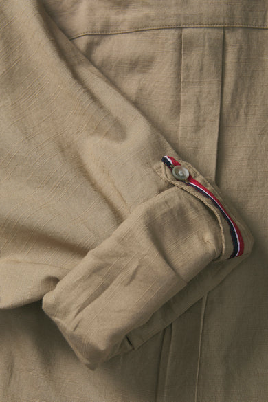 Beige linnen overhemd met lange mouwen van PREMIUM by JACK & JONES, met driekleurige details en een knoop.
