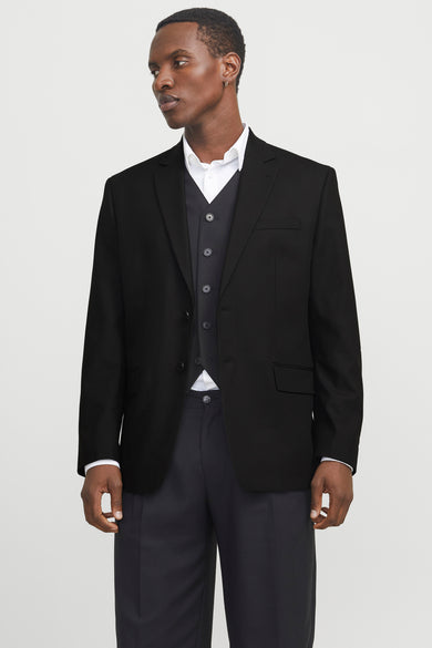 Zwarte blazer van PREMIUM by JACK & JONES, gedragen over een wit overhemd en donker vest, effen patroon.