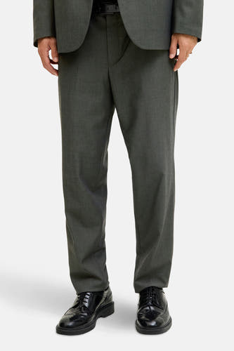Pantalon de costume vert de PREMI by by by & JONES, avec l'arrière visible, associé à une chemise et des chaussures noires.