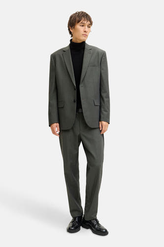 Pantalon de costume vert de PREMI by by JACK & & J, associé avec une une trui et des chaussures noires.