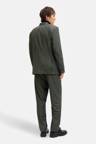 Groene kostuumbroek van PREMIUM by JACK & JONES, achterkant zichtbaar, gecombineerd met een col en zwarte schoenen.
