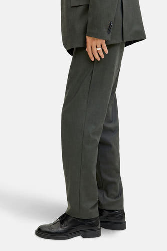 Pantalon de costume vert de PRE PREMI by by & J, avec des cha chaures noires en cuir et une bague.