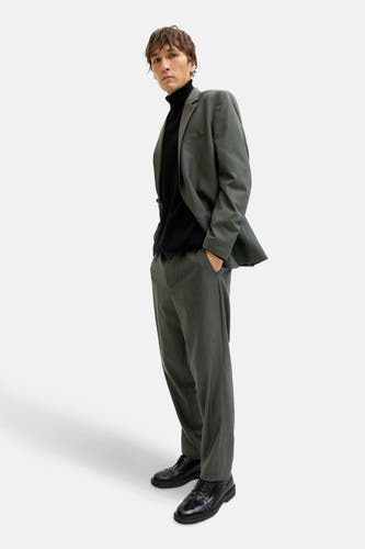 Pantalon de costume vert vert PRE PREMI by by & J, combiné avec une coltrui noire et des chaussures en cuir.