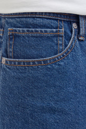Short en jean denim bleu moyen de JJREBEL, avec poches latérales et poche monnaie finies avec surpiqûres contrastées.