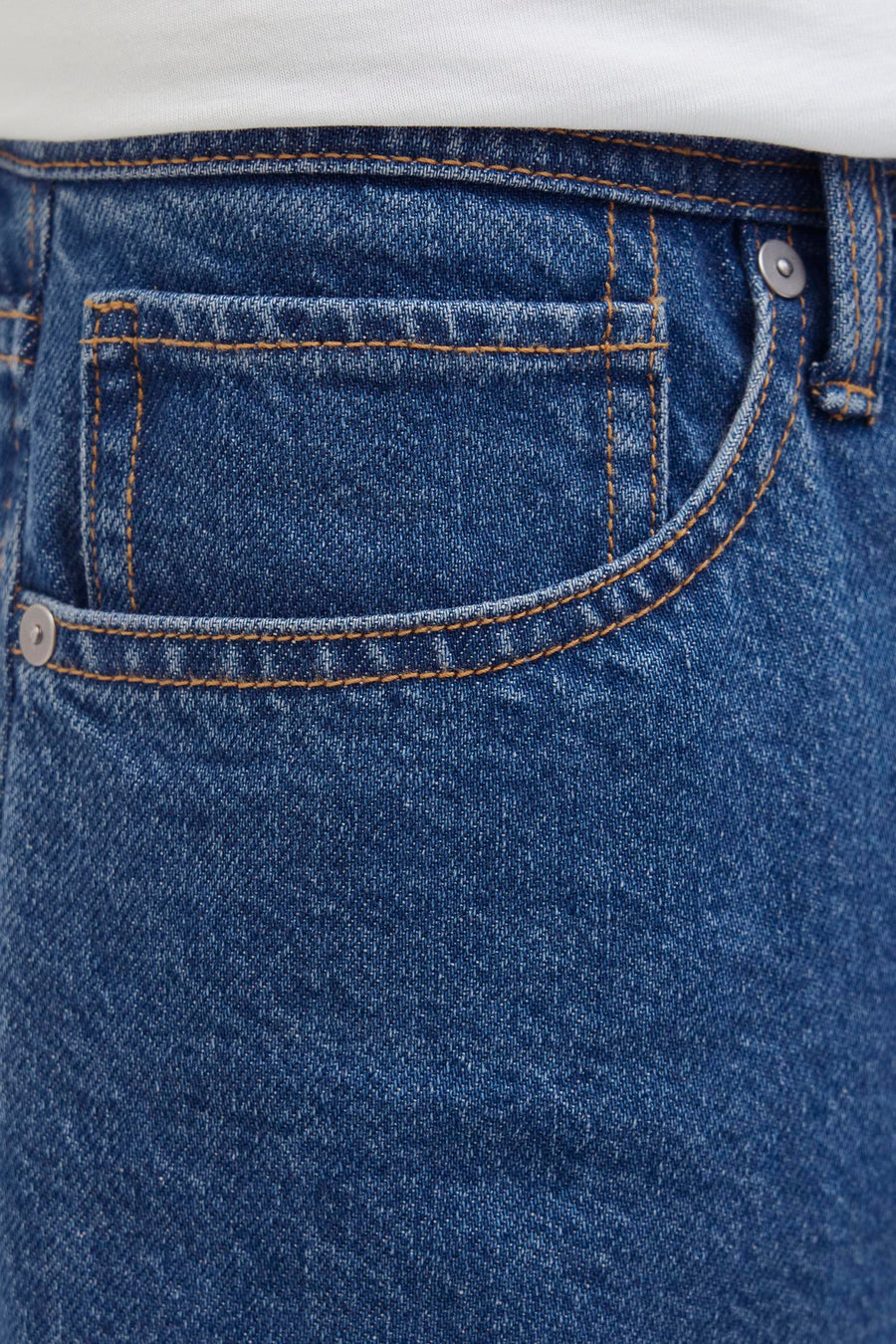Short en jean denim bleu moyen de JJREBEL, avec poches latérales et poche monnaie finies avec surpiqûres contrastées.
