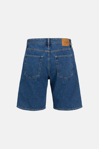 Short en jean bleu denim de JJREBEL, vu de dos, avec poches et une étiquette de marque en cuir marron.