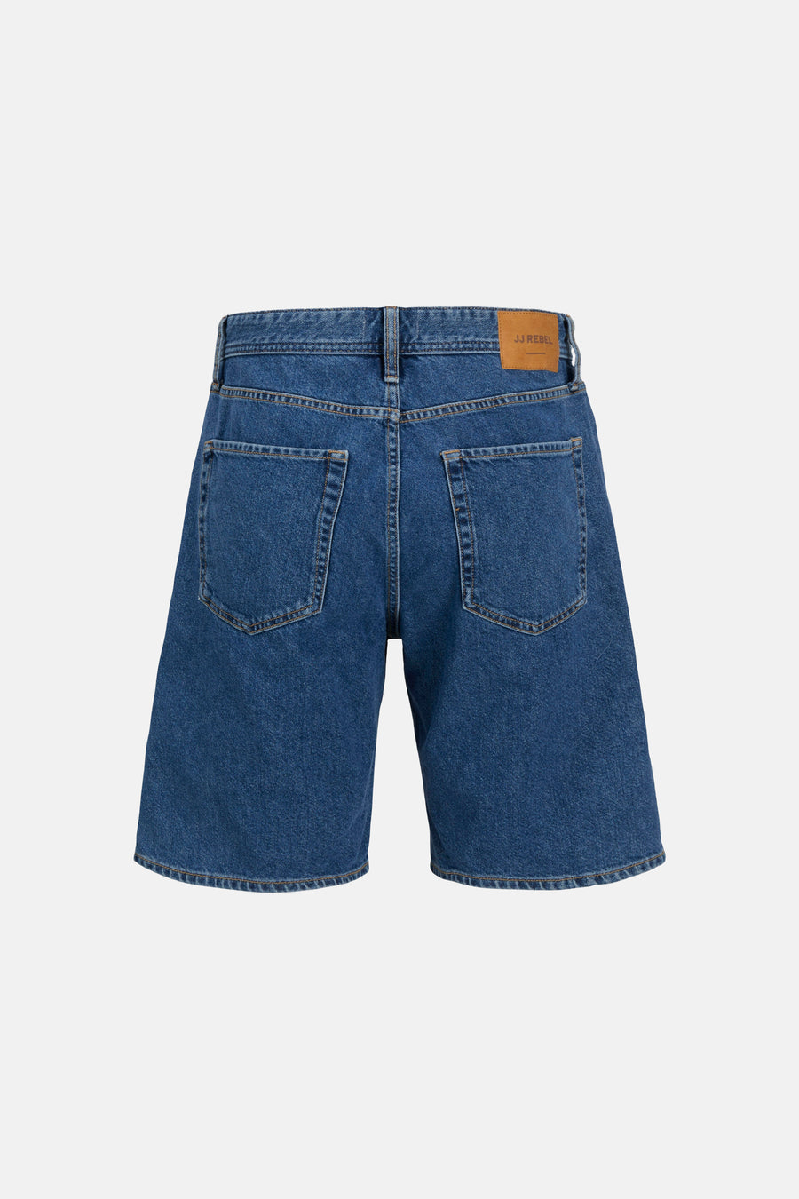 Short en jean bleu denim de JJREBEL, vu de dos, avec poches et une étiquette de marque en cuir marron.