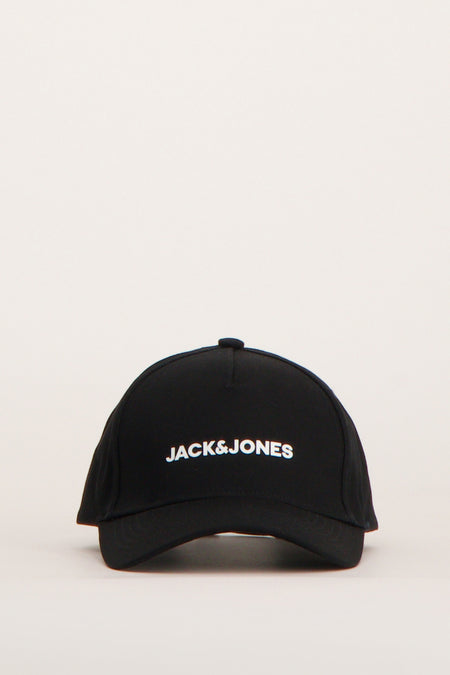 Zwarte pet met witte logo van JACK&JONES, front view, gestikt merknaam, minimalistisch design
