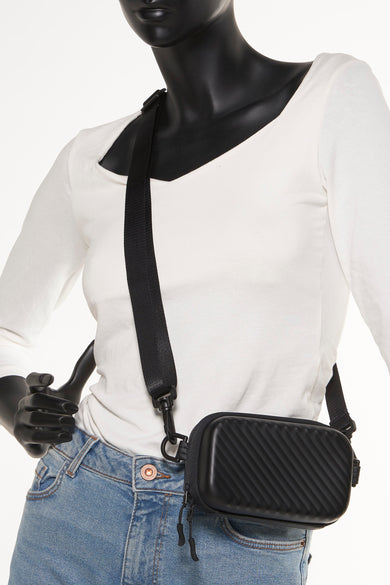 Zwarte schoudertas van ACCESSORIES BY JACK & JONES, met diagonale ribbels en een zwarte schouderband, gedragen door een mannequin met een wit shirt en jeans.
