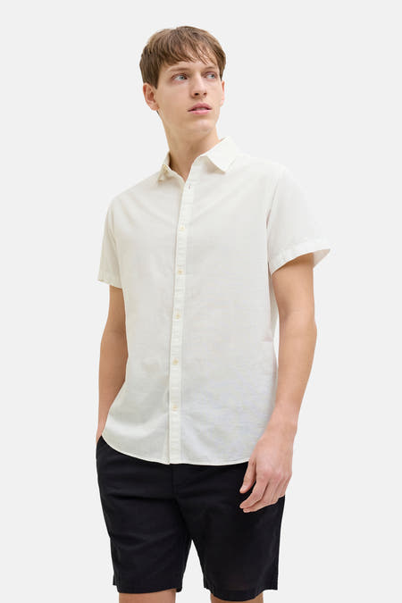 Wit overhemd met korte mouwen van JJREBEL, gedragen met zwarte shorts.