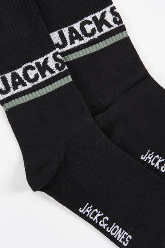 Zwarte sokken van ACCESSORIES BY JACK & JONES, met witte logo-opdruk en een groene streep aan de bovenkant.
