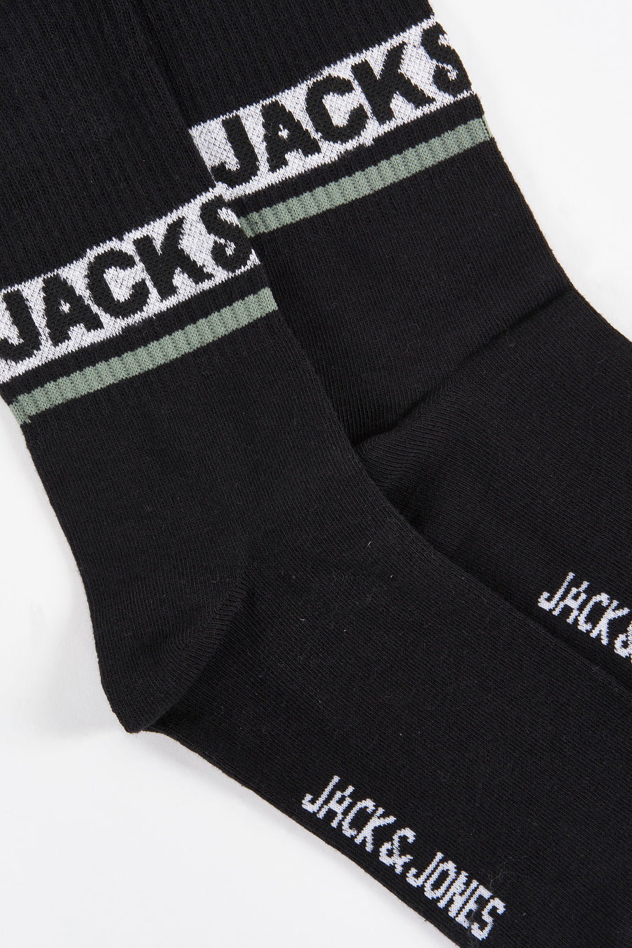 Zwarte sokken van ACCESSORIES BY JACK & JONES, met witte logo-opdruk en een groene streep aan de bovenkant.
