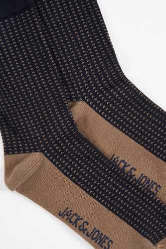 Een paar donkerblauwe sokken met bruine accenten en het logo van Jack & Jones.