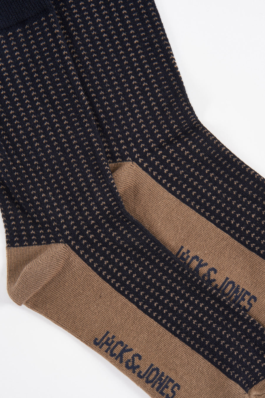Een paar donkerblauwe sokken met bruine accenten en het logo van Jack & Jones.