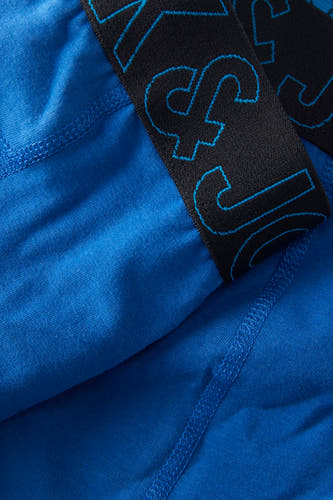 Blauwe boxershort van ACCESSORIES BY JACK & JONES, met een zwarte tailleband met blauwe logo's.
