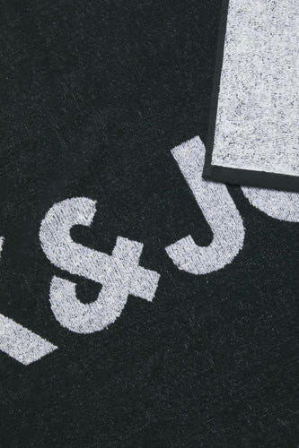 Zwart strandlaken van ACCESSORIES BY JACK & JONES, met een witte logoprint en een contrasterende rand.