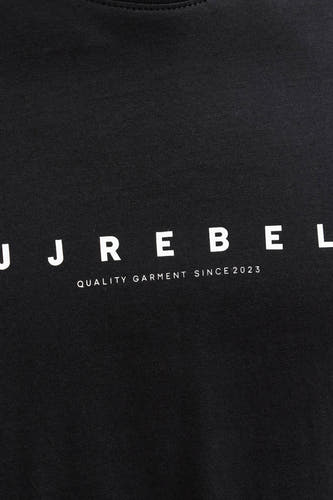 T-shirt noir à manches courtes de JJREBEL, avec une impression de texte en lettres blanches.