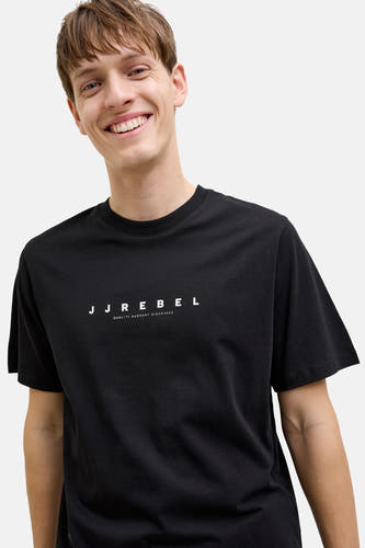 T-shirt noir à manches courtes de JJREBEL, avec une impression de texte blanche sur la poitrine.