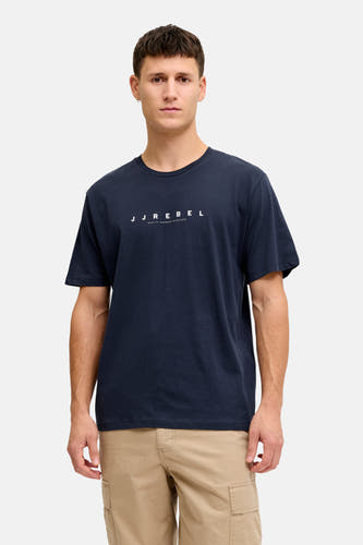 T-shirt bleu à manches courtes de JJREBEL, avec un logo sur la poitrine, associé à un pantalon kaki.