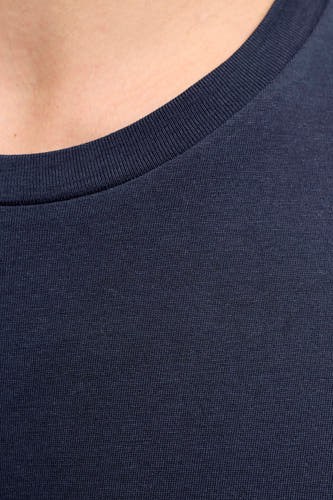 T-shirt bleu à manches courtes de JJREBEL, gros plan du col et de la structure du tissu.
