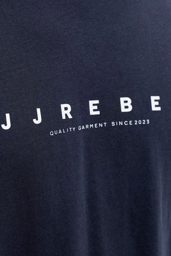 T-shirt bleu à manches courtes de JJREBEL, avec une impression de texte blanche "Vêtement de qualité depuis 2023".