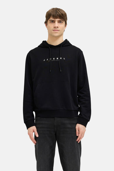 Zwarte sweater met capuchon van JJREBEL, met lange mouwen en een buidelzak, gecombineerd met een zwarte jeans.
