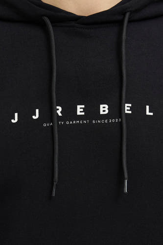 Zwarte sweater met kap van JJREBEL met witte logo-opdruk en trekkoorden.