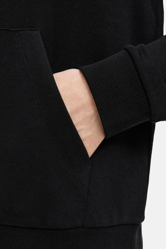 Zwarte sweater met kap van JJREBEL, met ribgebreide manchetten en zak op de voorzijde, close-up.
