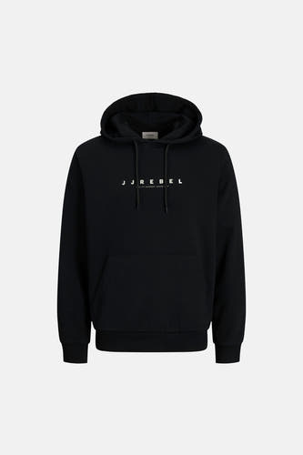 Zwarte sweater met kap van JJREBEL met een witte merknaam op de borst en trekkoorden.