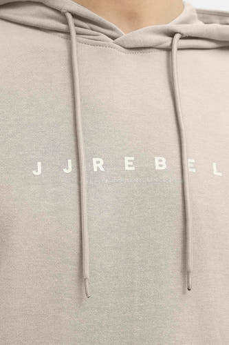 Beige sweater met capuchon van JJREBEL, met witte koorden en logo op de voorkant.