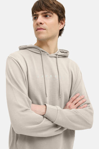 Beige sweater met kap van JJREBEL, met lange mouwen en een licht logo op de borst.