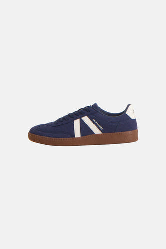 Blauwe sneakers van ACCESSORIES BY JACK & JONES met witte strepen aan de zijkant en een bruine zool, in zijaanzicht.