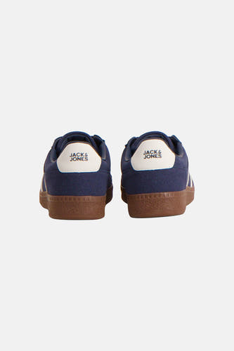 Blauwe sneakers van ACCESSORIES BY JACK & JONES met bruine zolen en een wit accent bij de hiel.