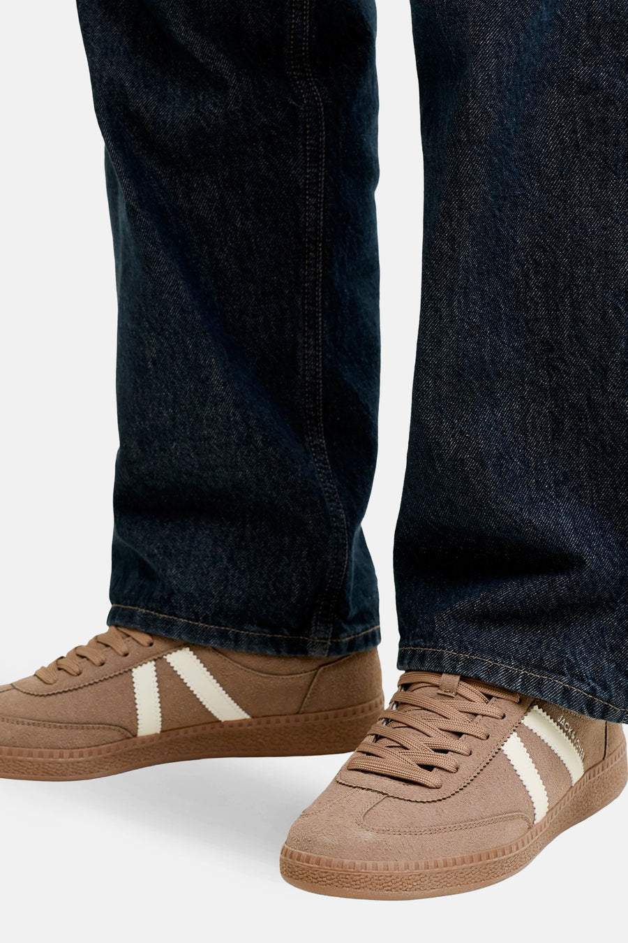 Baskets beiges de ACCESSORIES BY JACK & JONES, avec des rayures blanches et un jean foncé.
